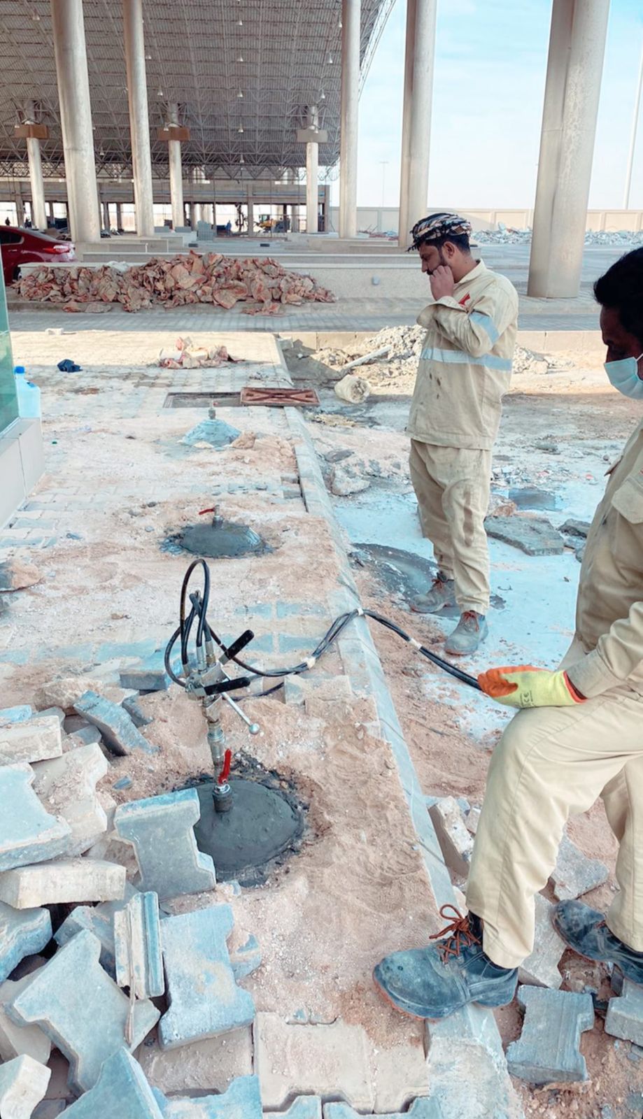 Injecting the soil at the Salwa border crossing with polyurethane foam