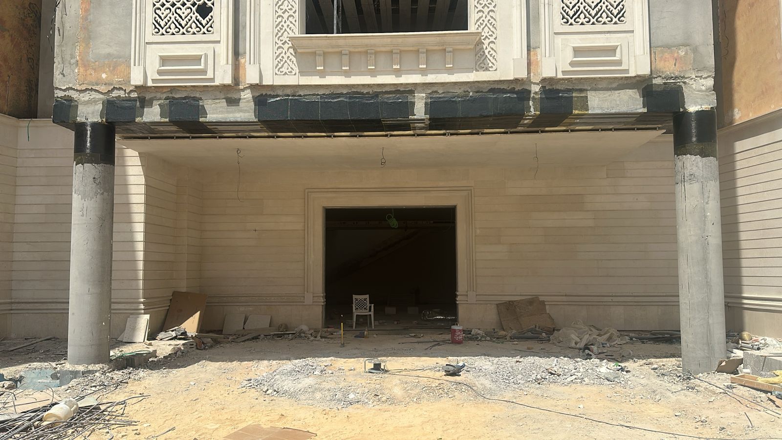 Reinforcing columns and beams of a residential palace with carbon fiber
